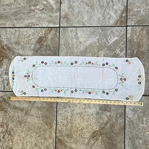 Vintage Hand Embroidered Table Runner Dresser Scarf Floral Scalloped Ends Decor - Picture 3 of 7